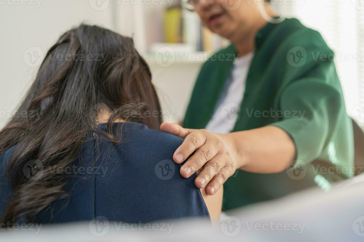 psychologie, dépression. triste asiatique Jeune femme cri à propos Pause en haut ou divorce, consultant avec psychologue ,psychiatre tandis que patient conseils mental avec médecin à clinique. encourageant, thérapie. photo