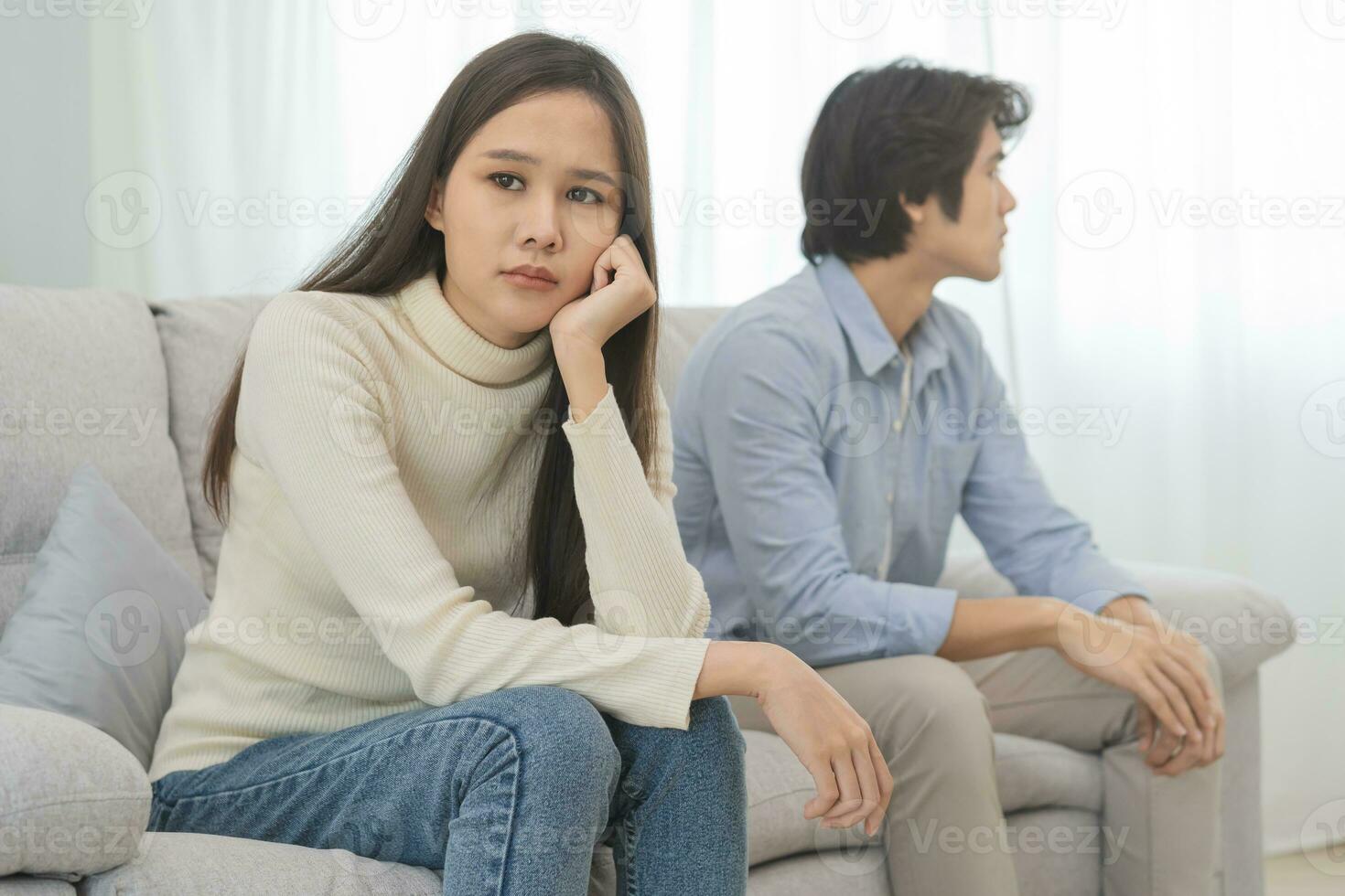 rompre et déprimé, asiatique Jeune querelle couple l'amour bats toi relation dans inquiéter. différent gens sont émotion en colère. se disputer épouse a expression, dérangé avec mari. problème de famille personnes. photo