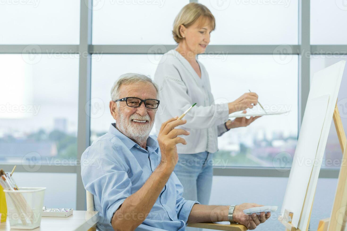 content plus âgée mari, épouse Sénior couple personnes âgées famille, caucasien mature, adulte et retraite ayant plaisir ensemble et La peinture image sur Toile à maison. temps libre, détendu mode de vie de personnes. photo