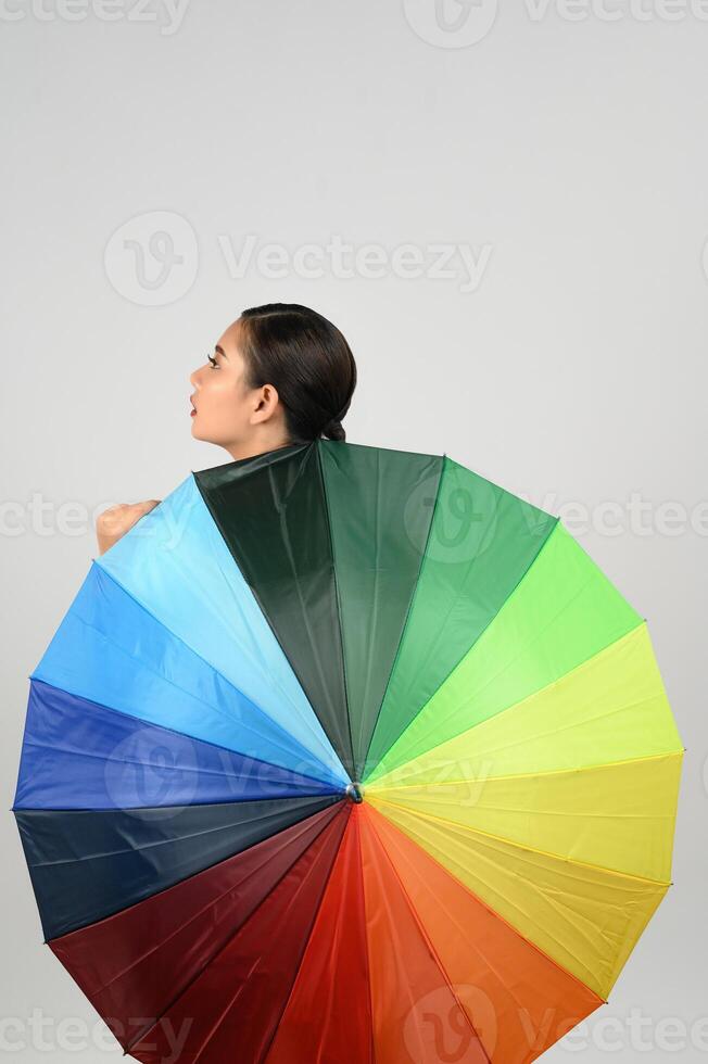 jolie femme pose lgbq avec parapluie coloré photo