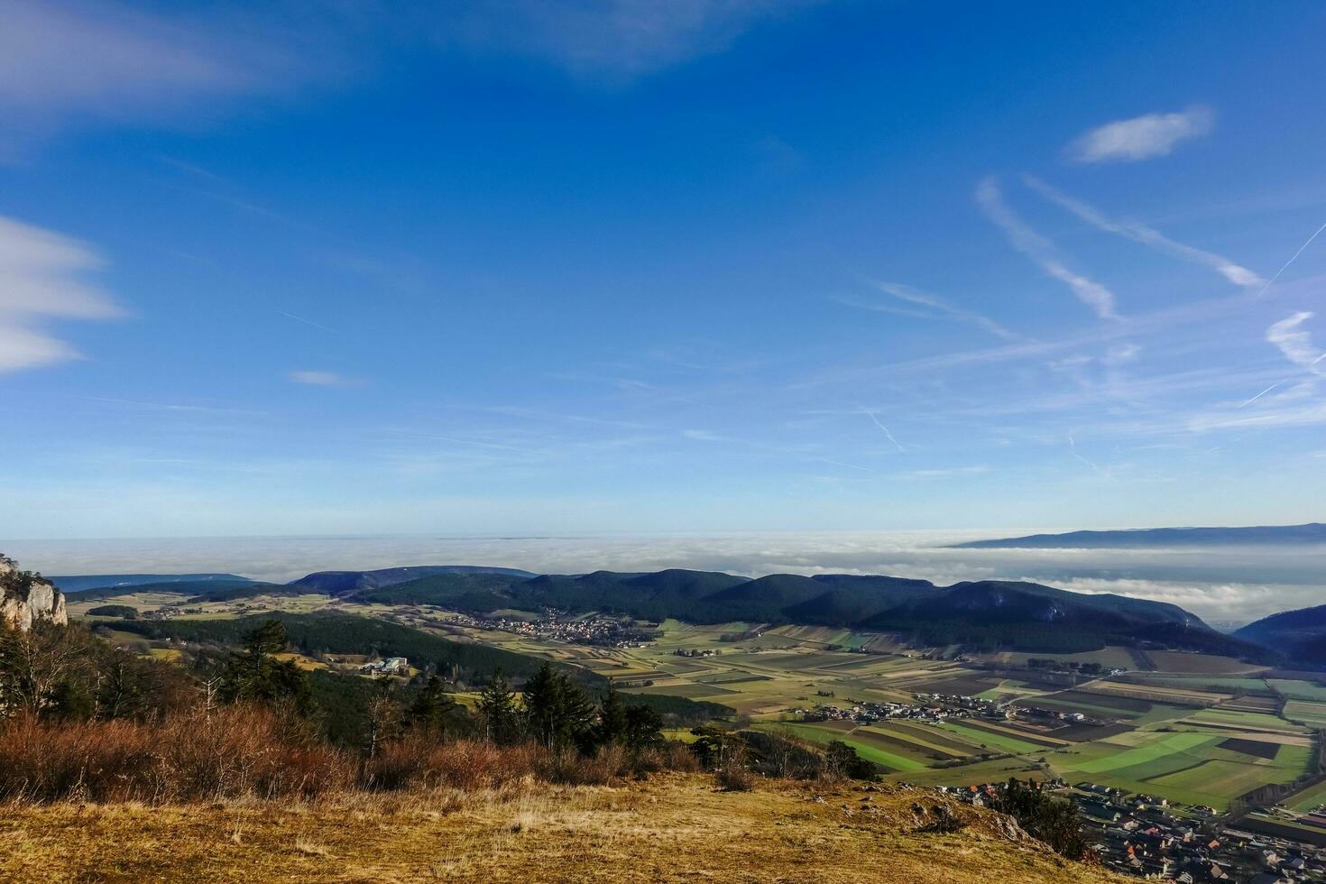 vue à dense brouillard à le horizon avec bleu ciel et ensoleillement photo