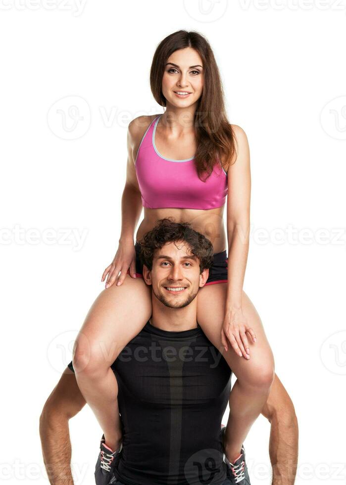 des sports gars détient sur épaule une fille sur une blanc photo