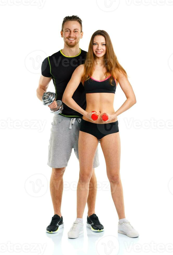 sport couple - homme et femme avec haltères sur le blanc photo