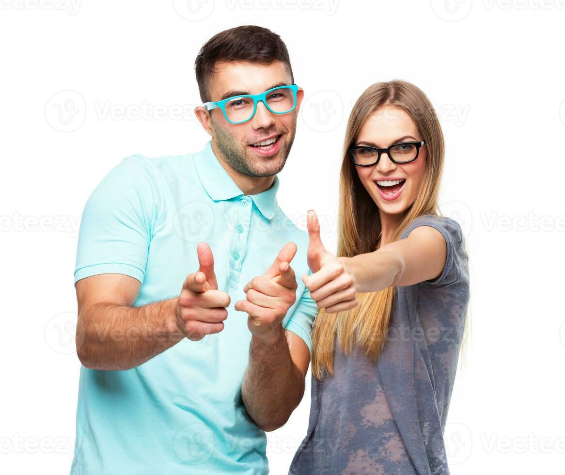 content couple souriant en portant pouce en haut geste, magnifique Jeune homme et femme sourire sur blanc photo