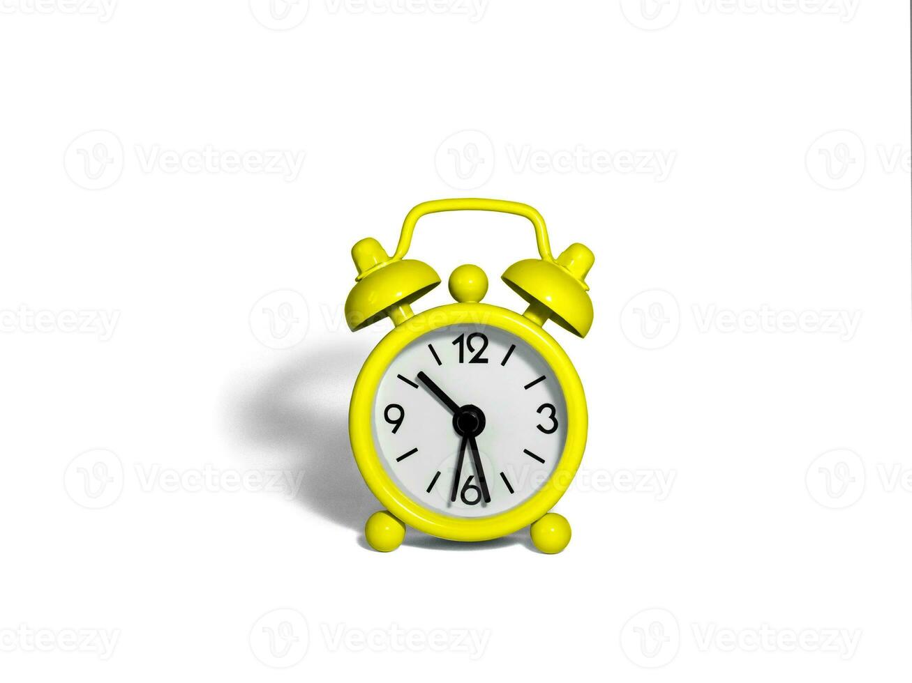 le alarme l'horloge est brillant Jaune sur une blanc Contexte. photo