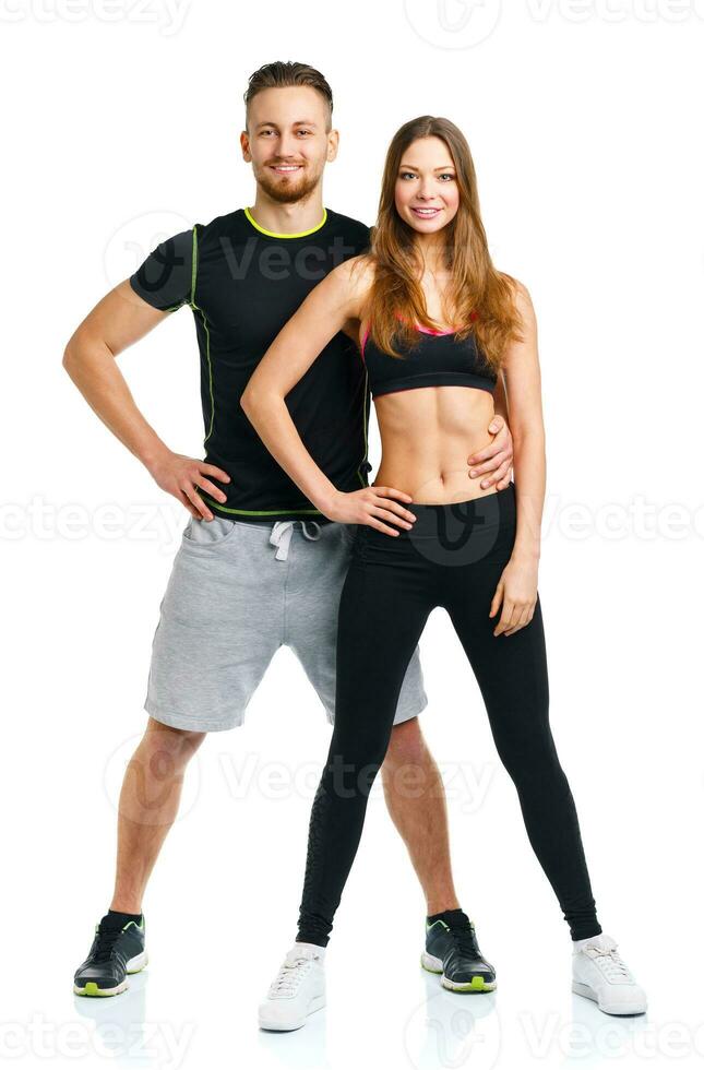 athlétique homme et femme après aptitude exercice sur le blanc photo