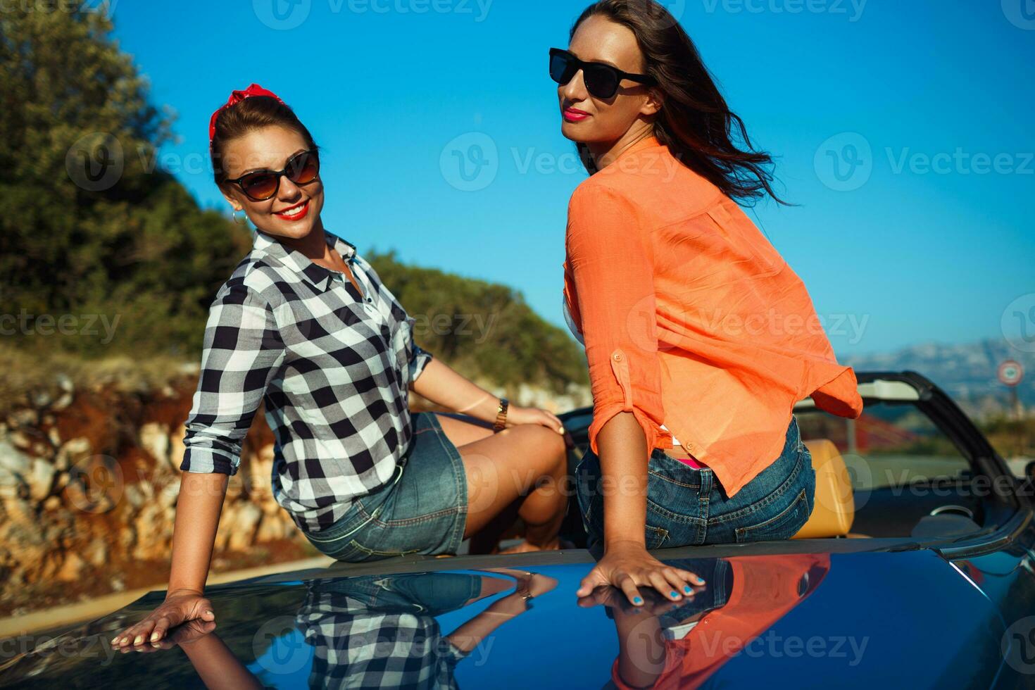 deux Jeune content les filles ayant amusement dans le cabriolet en plein air photo