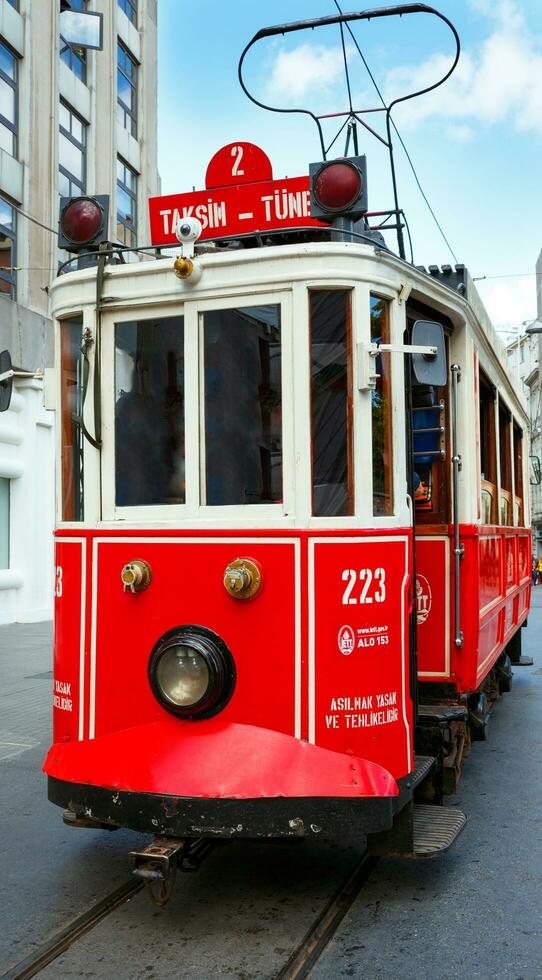 rouge rétro tram sur taksim istiklal rue photo