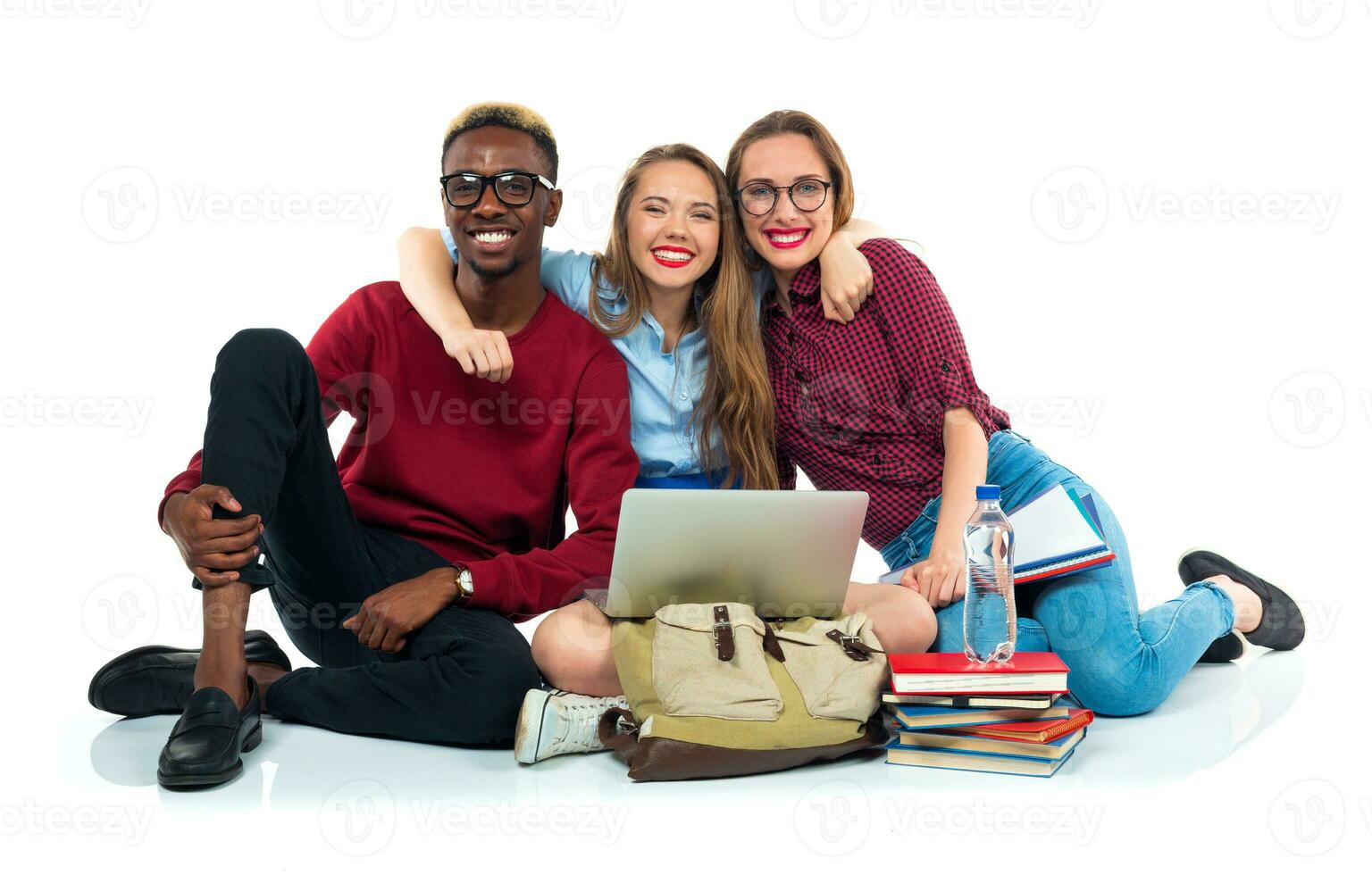 Trois élèves séance avec livres, portable et Sacs isolé sur blanc Contexte photo