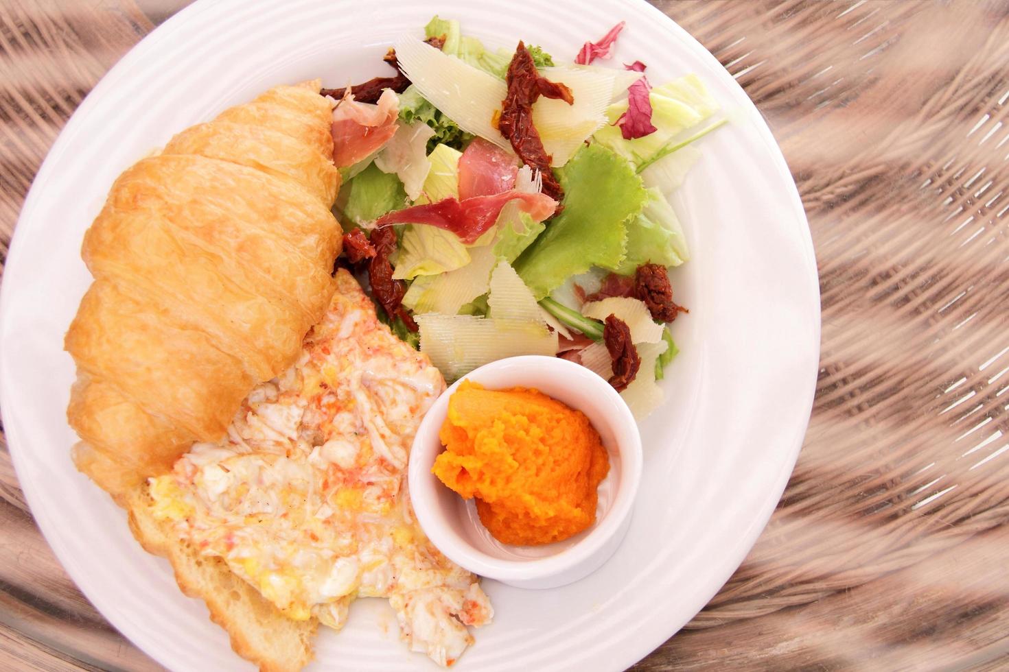 vue de dessus d'une assiette de petit-déjeuner photo