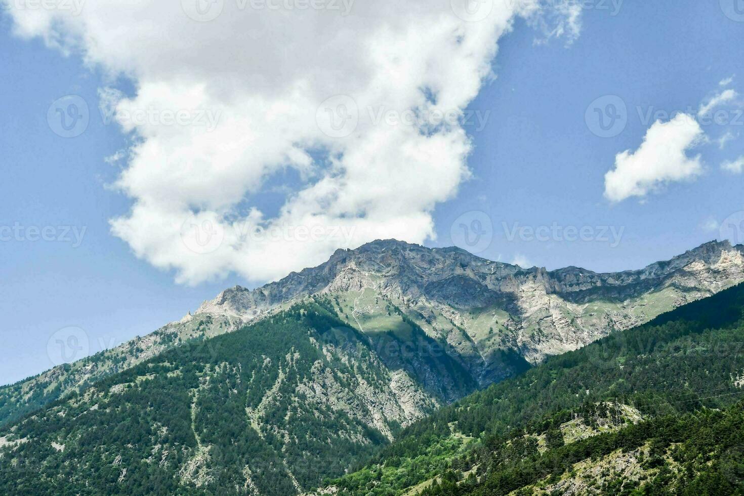 vue panoramique sur la montagne photo