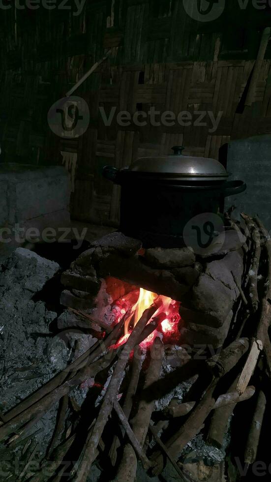 traditionnel rural le fourneau pour cuisine en utilisant bois de chauffage photo