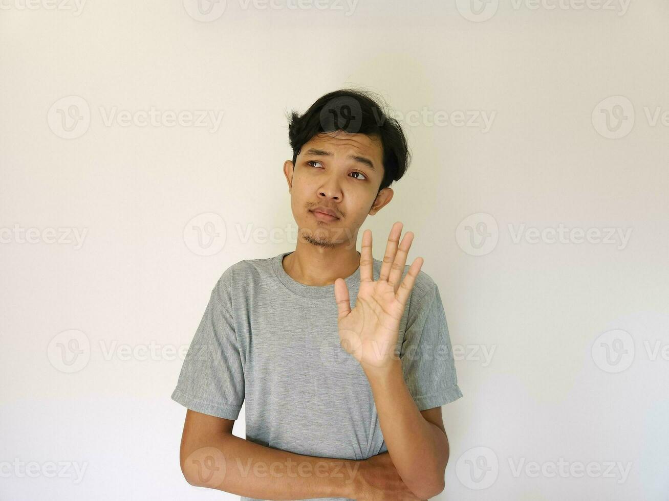 asiatique homme montrant refus signe, en disant Non, arrêt. isolé sur blanc photo