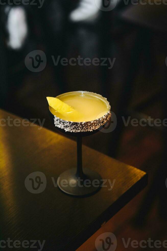 servi des cocktails dans restaurant photo