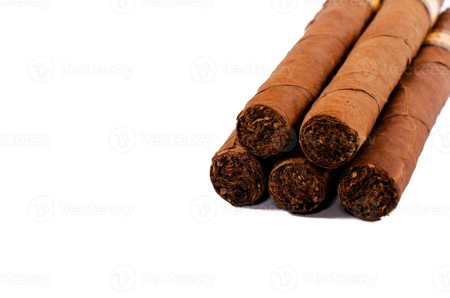 cigares isolés sur blanc photo