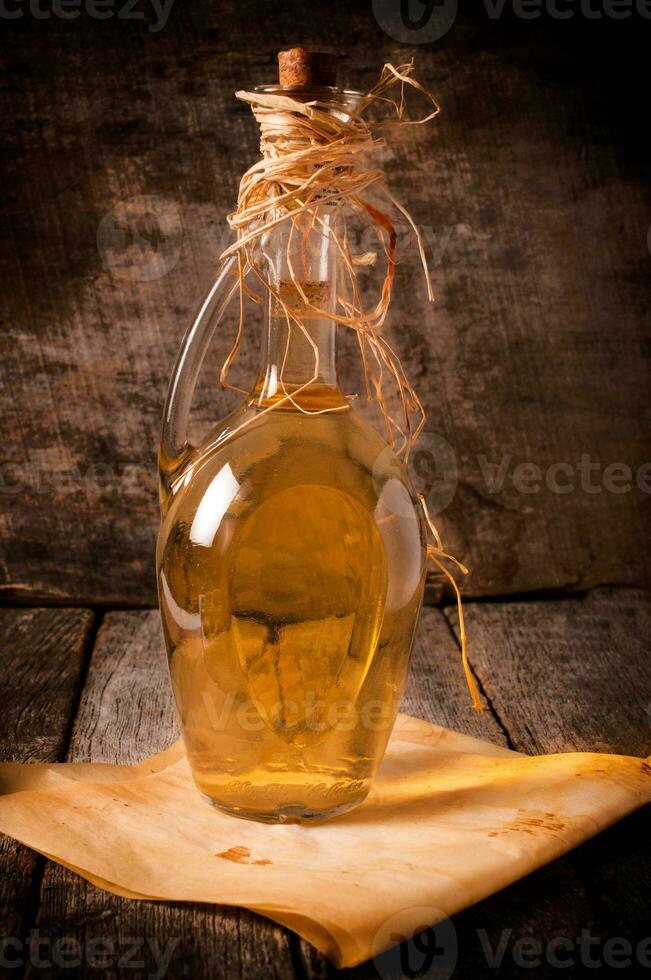 rakia bouteille sur en bois Contexte photo