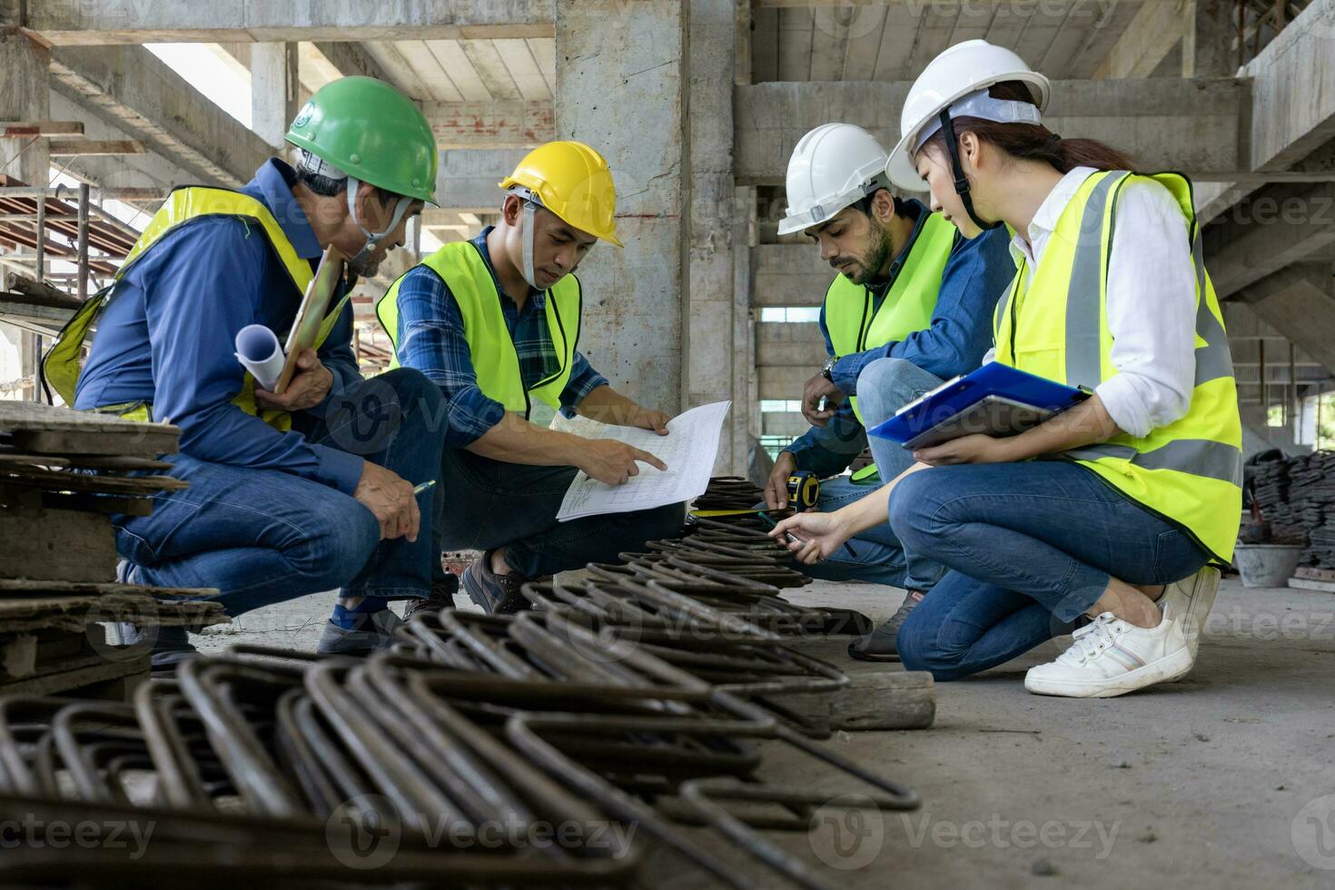 équipe de ingénieur, architecte, prestataire et contremaître réunion et consultant à construction bâtiment site avec le sol plan pour réel biens développement projet industrie et logement chronologie photo