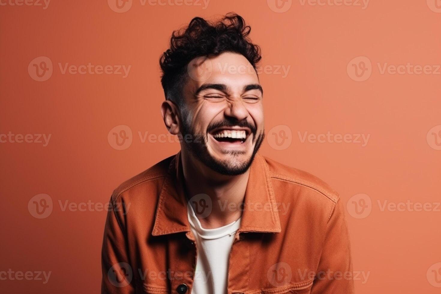 ai génératif une homme sur solide Couleur Contexte séance photo avec rire visage expression