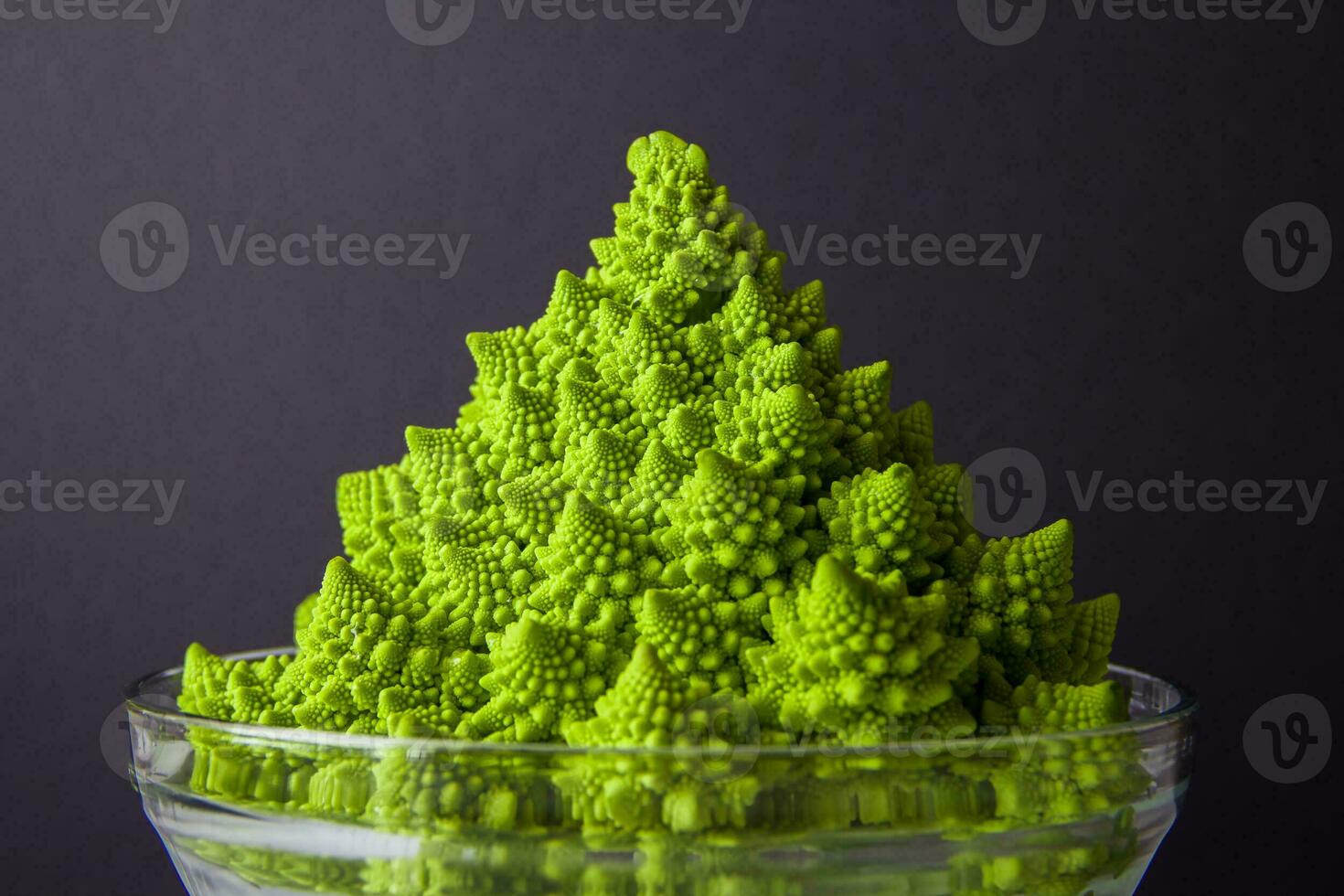 romanesco brocoli ou romain choufleur sur une foncé Contexte. vert des légumes. en bonne santé nourriture concept. photo