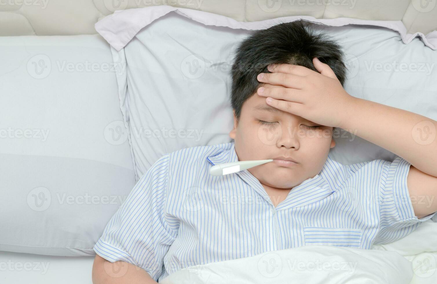 malade enfant avec haute fièvre pose dans lit photo