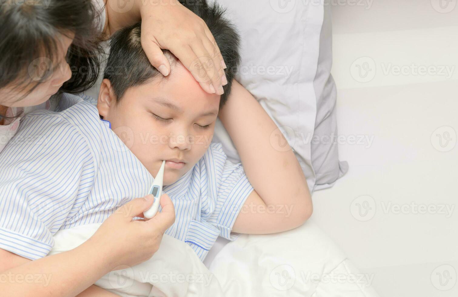 mère mesure Température de mauvais enfant. photo