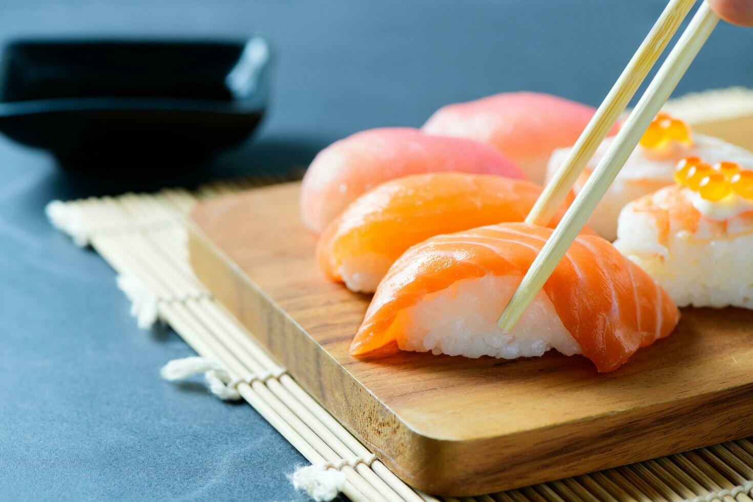Saumon Sushi et baguettes photo