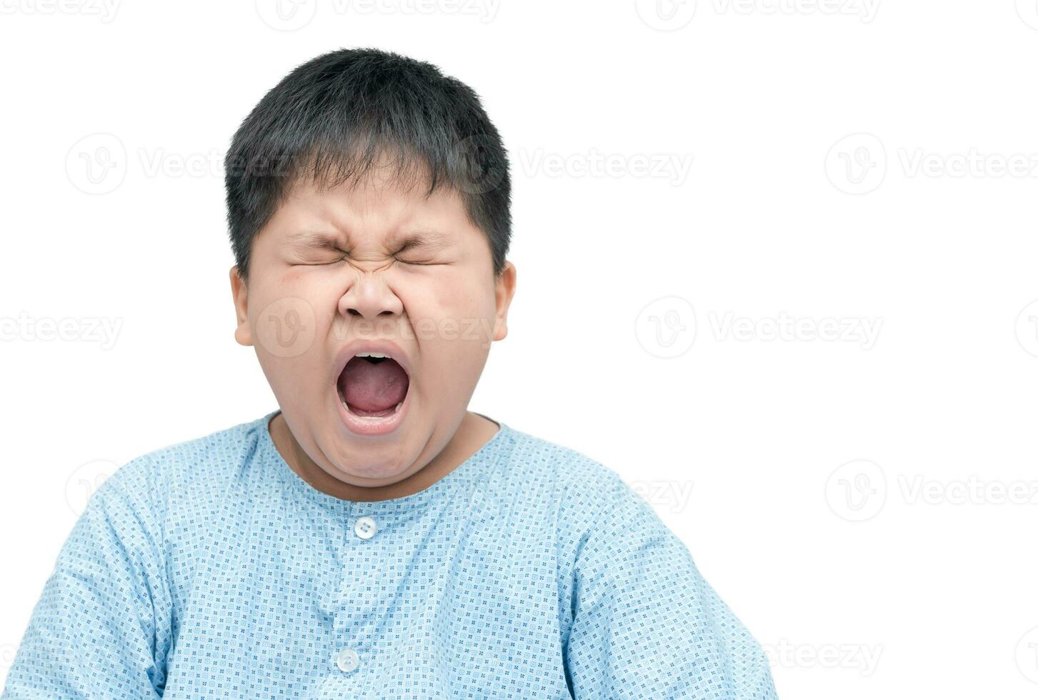 obèse asiatique enfant bâillement isolé sur blanc photo