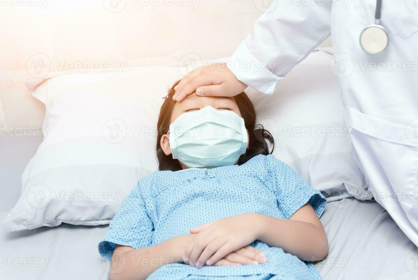 malade fille pose dans lit et médecin main prise température. photo