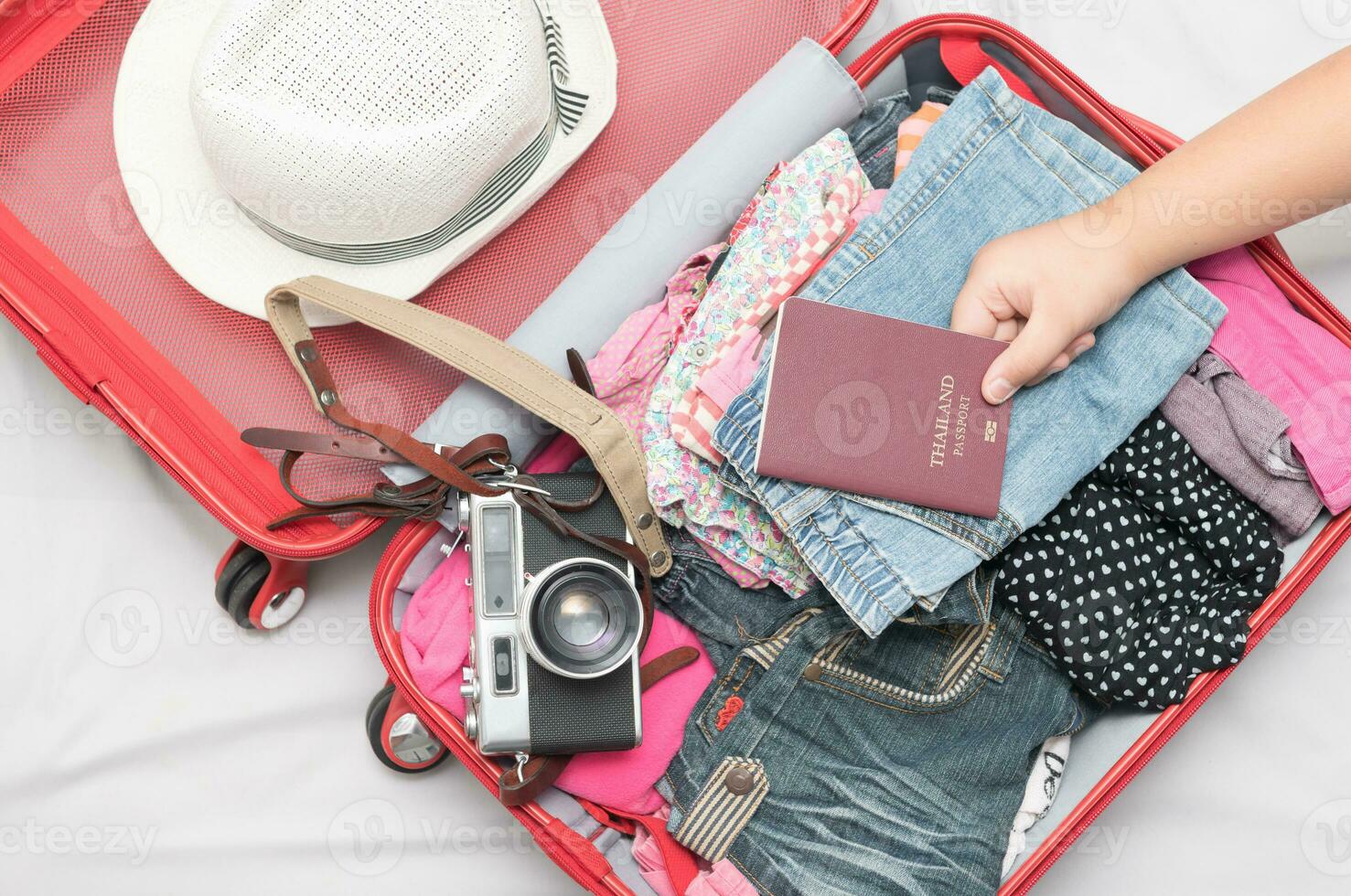 portrait de mignonne fille avec Voyage accessoires déguisements. 23313001  Photo de stock chez Vecteezy