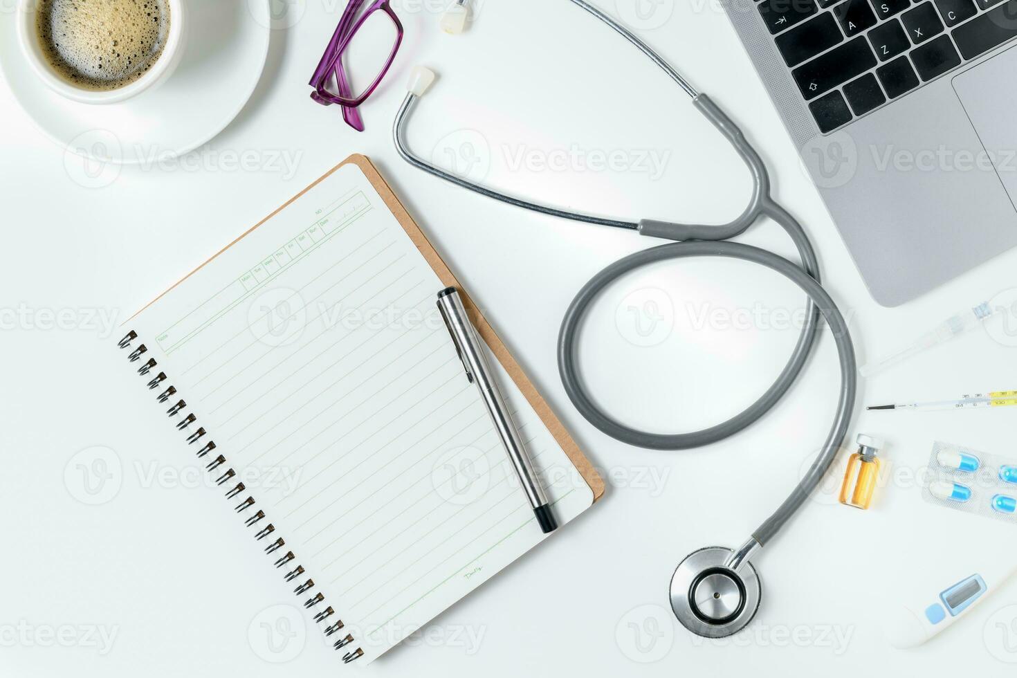 Haut vue de médecin bureau table avec stéthoscope photo