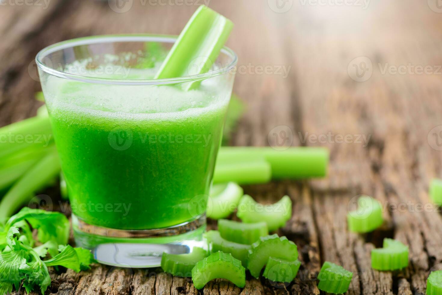 Frais vert céleri jus dans verre photo