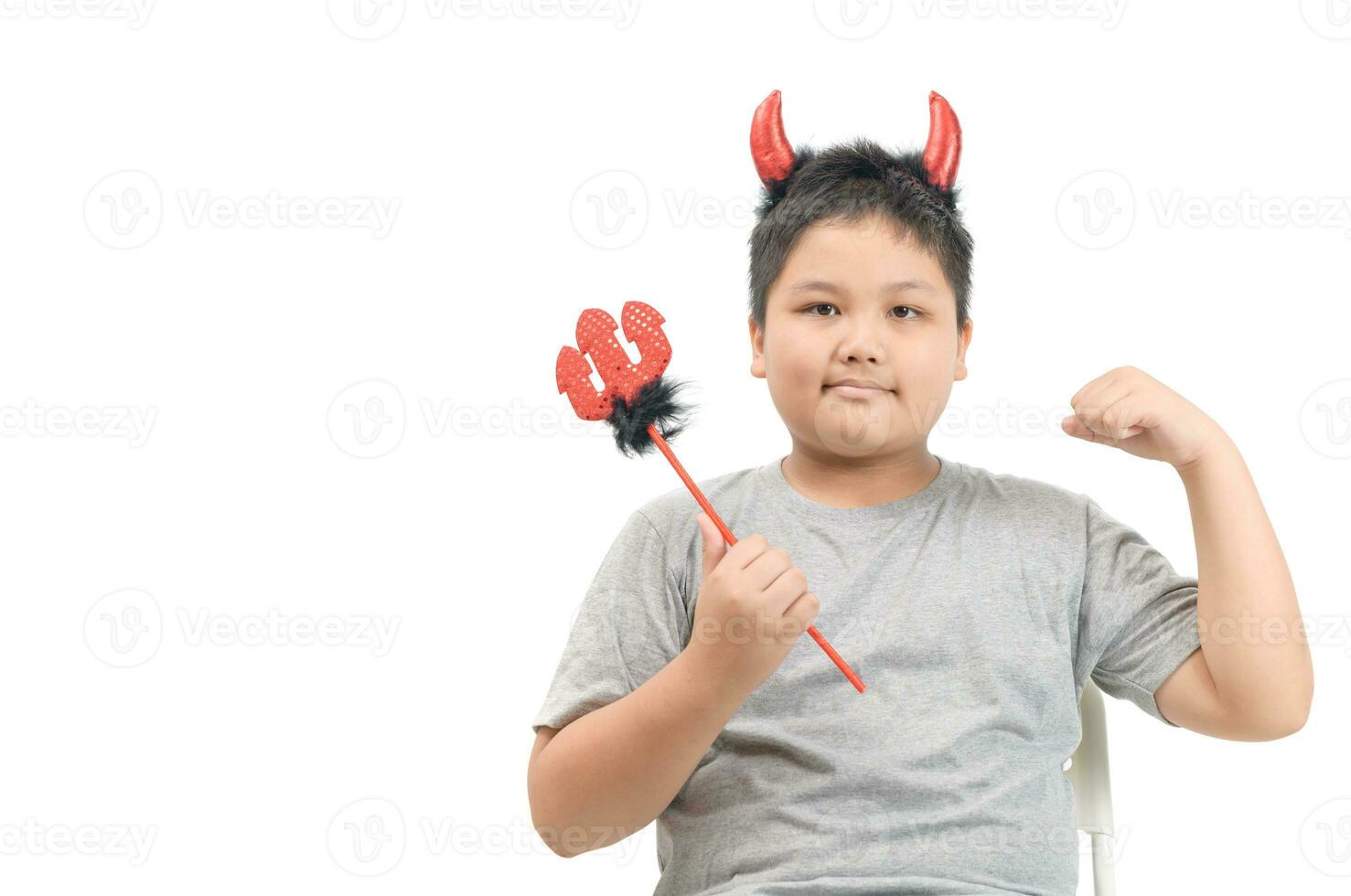 Beau graisse garçon avec rouge cornes et fourche isolé photo