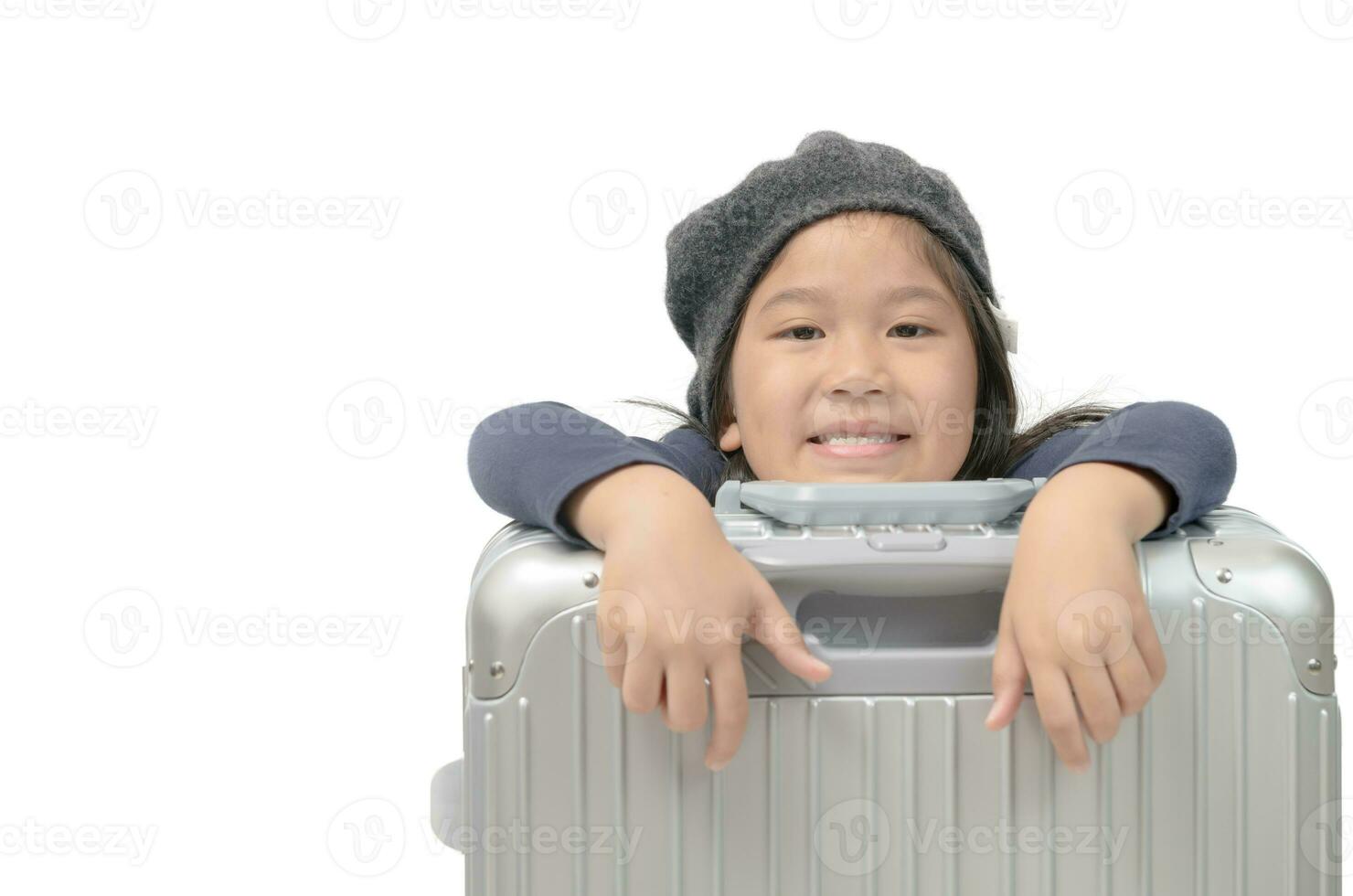 enfant voyageur avec gros bagage isolé photo