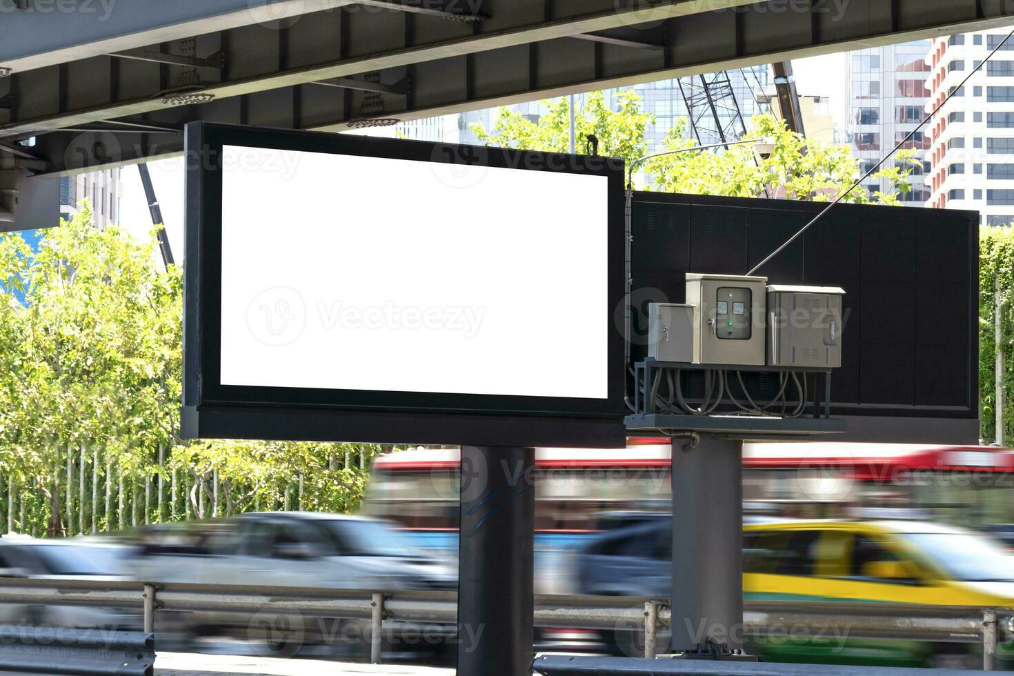Extérieur noir pôle lumière boîte panneau d'affichage avec moquer en haut blanc écran sur sentier avec voiture sur route mouvement brouiller effet Contexte. coupure chemin pour maquette photo