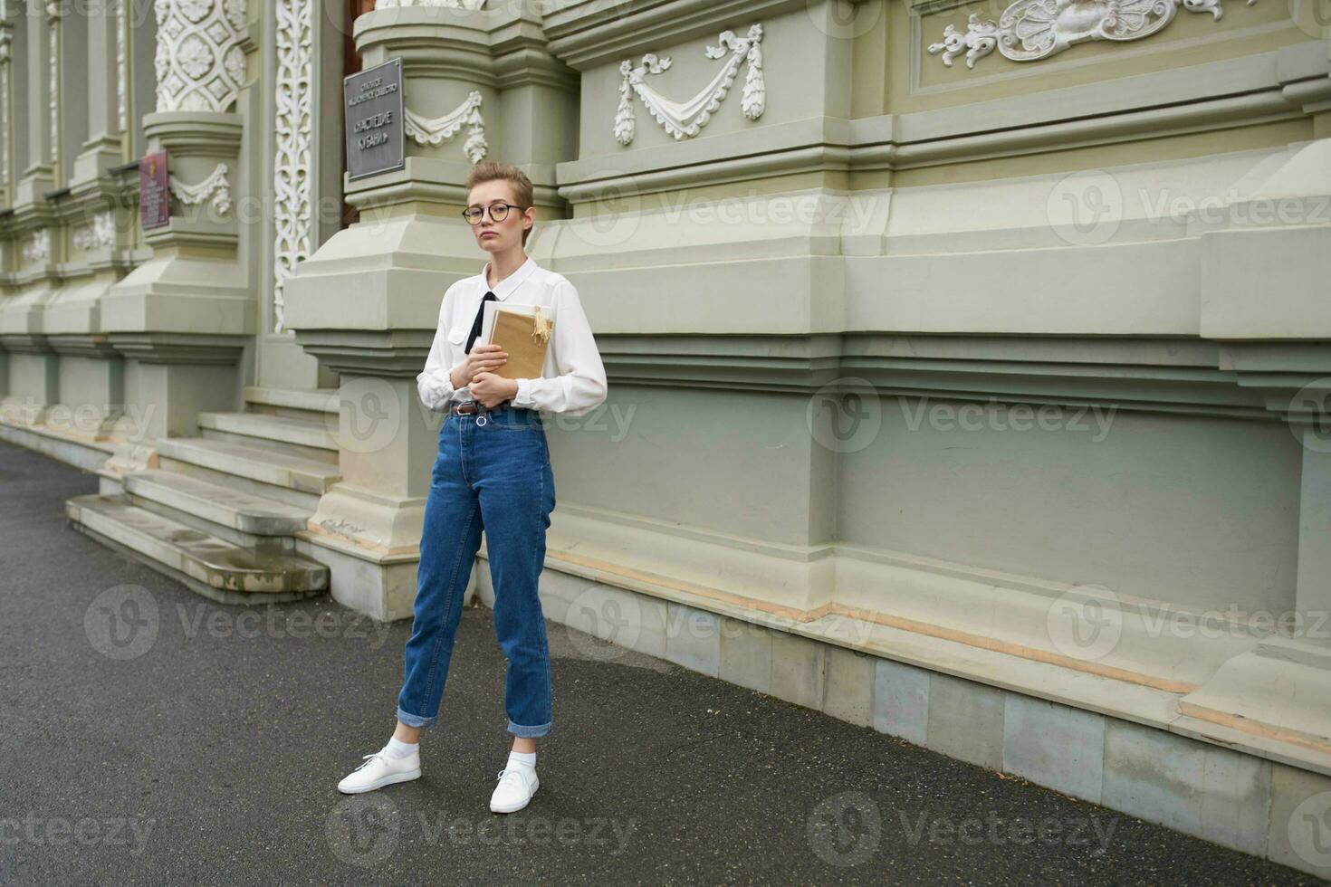 étudiant avec une livre dans le sien mains en plein air en train de lire éducation photo