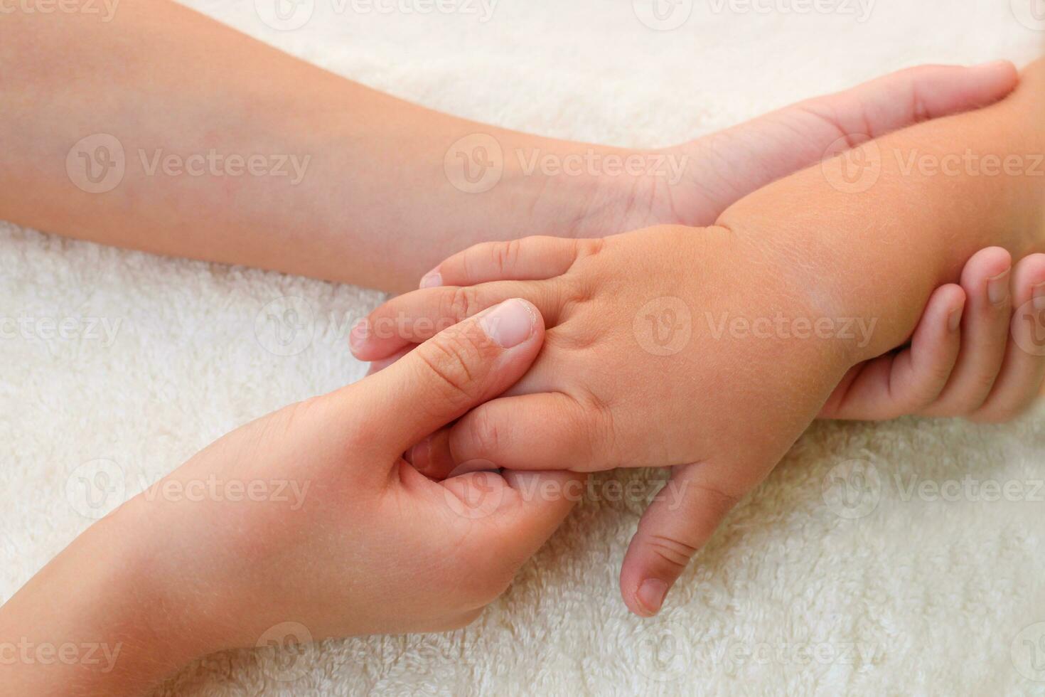 masseur Faire massage les doigts peu bébé. photo