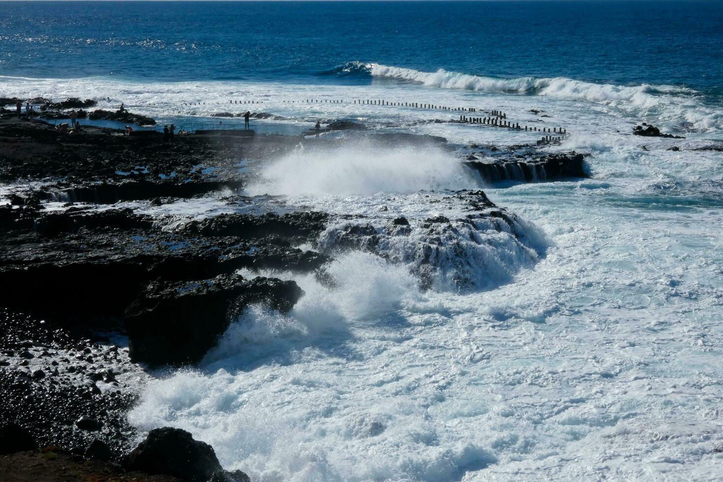 grand vagues s'écraser contre le rochers dans le océan photo