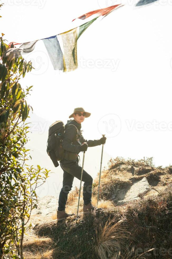 une Jeune voyageur trekking sur forêt Piste , Népal photo