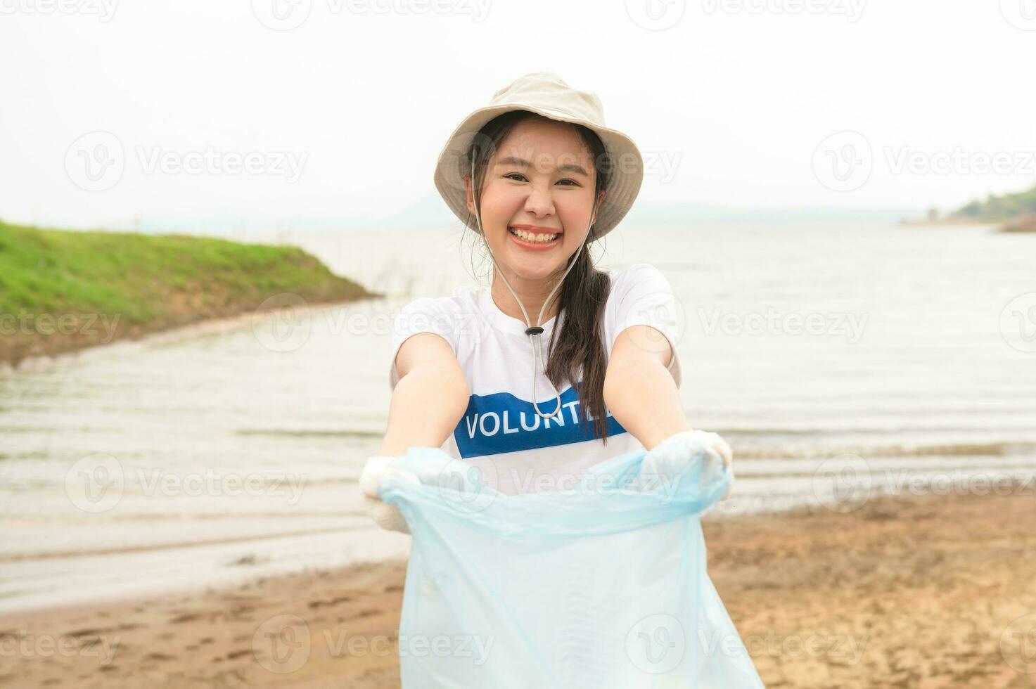 bénévoles de le asiatique jeunesse communauté en utilisant ordures Sacs nettoyage en haut la nature par photo