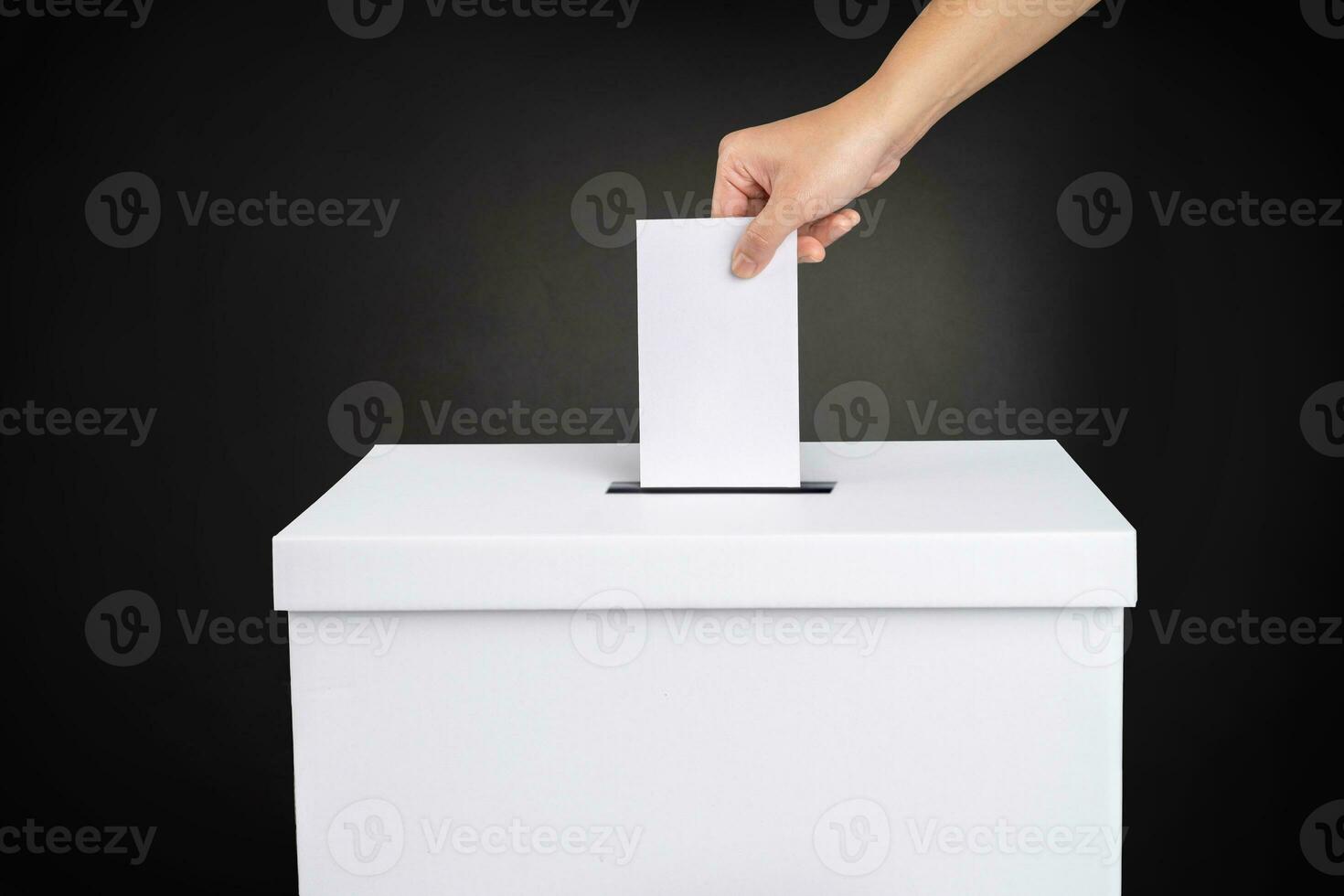 remplissage dans bulletins de vote et moulage votes dans cabines à vote gare. le concept de gratuit démocratique voter élections. photo