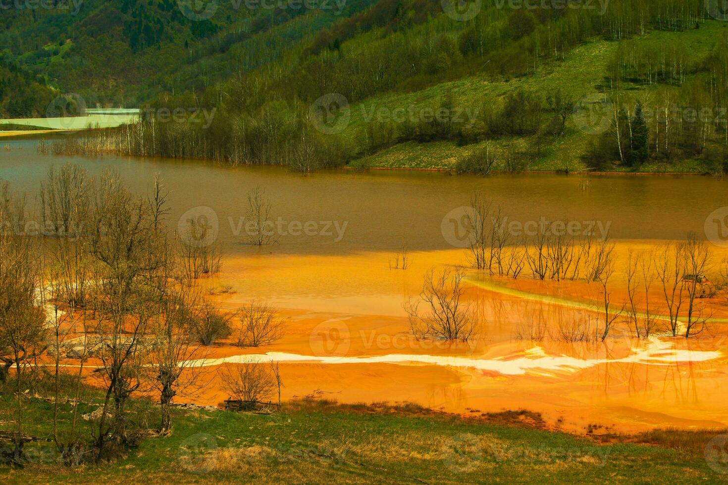 une Lac contaminé avec toxique déchets dans le occidental montagnes de Roumanie. la nature la pollution de cuivre exploiter. écologique catastrophe ou environnement catastrophe photo