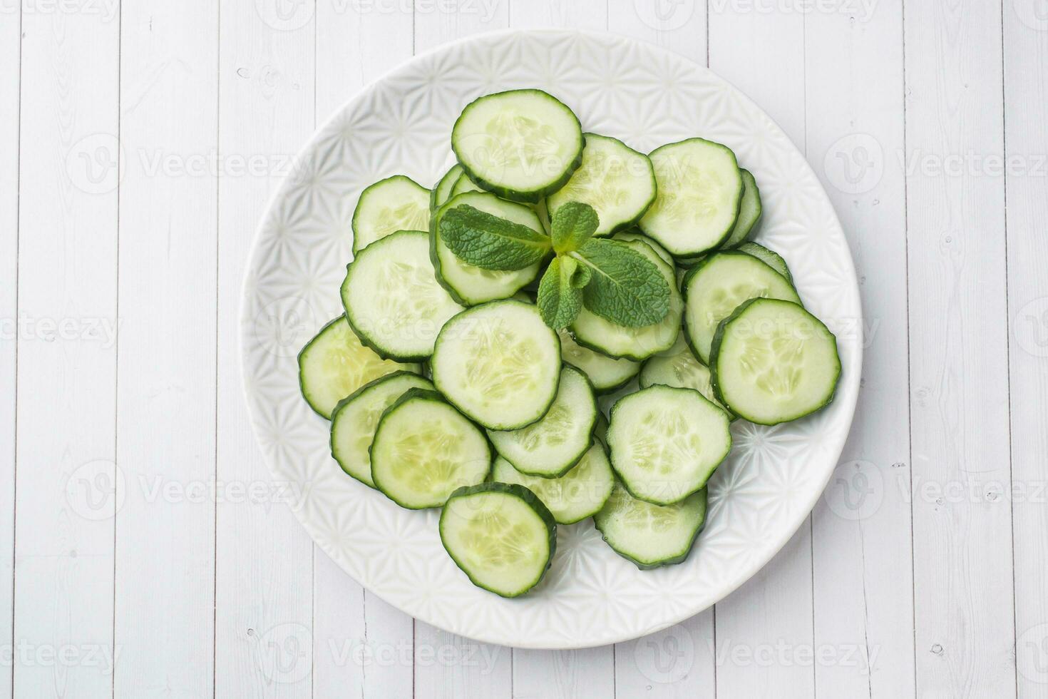 tranché concombre avec menthe sur une plaque. concept régime. photo