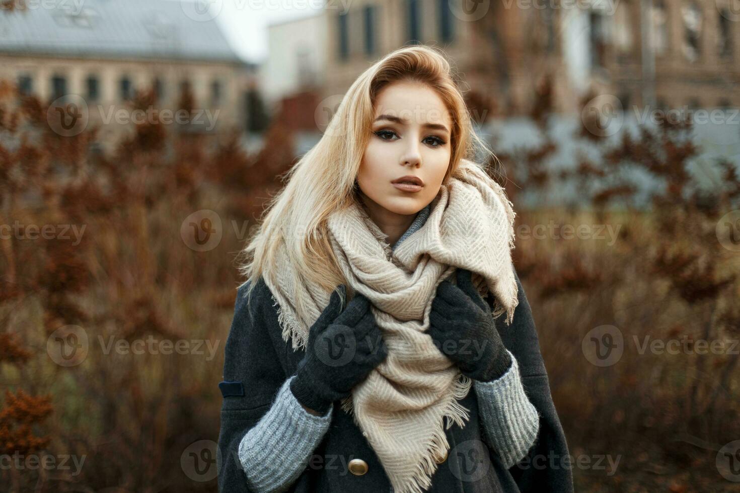 jolie femme dans élégant tricoté écharpe dans l'automne journée. photo