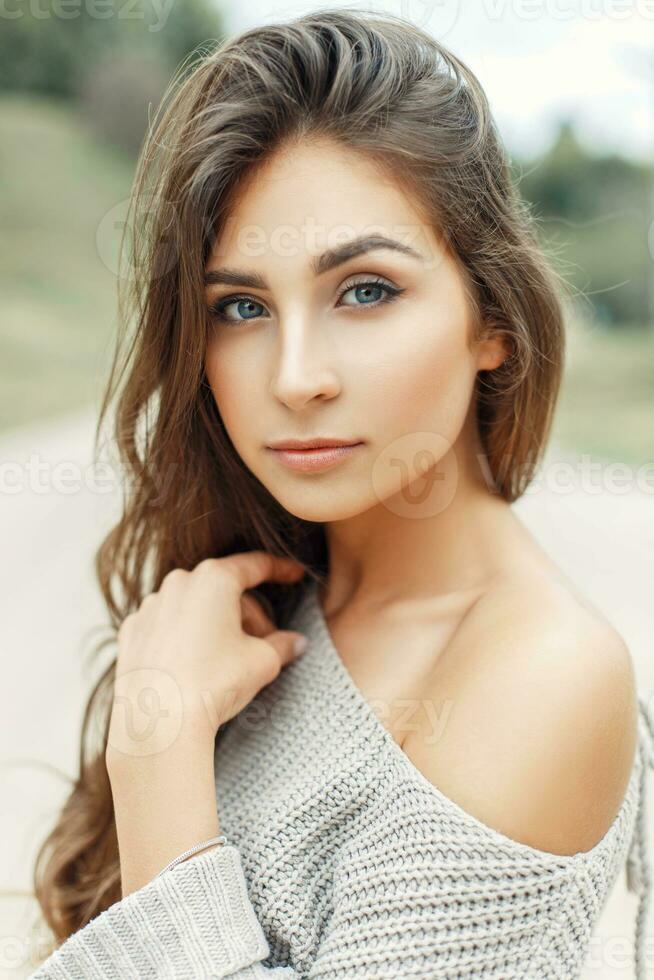 magnifique blanc femme avec bleu yeux dans une élégant chandail photo