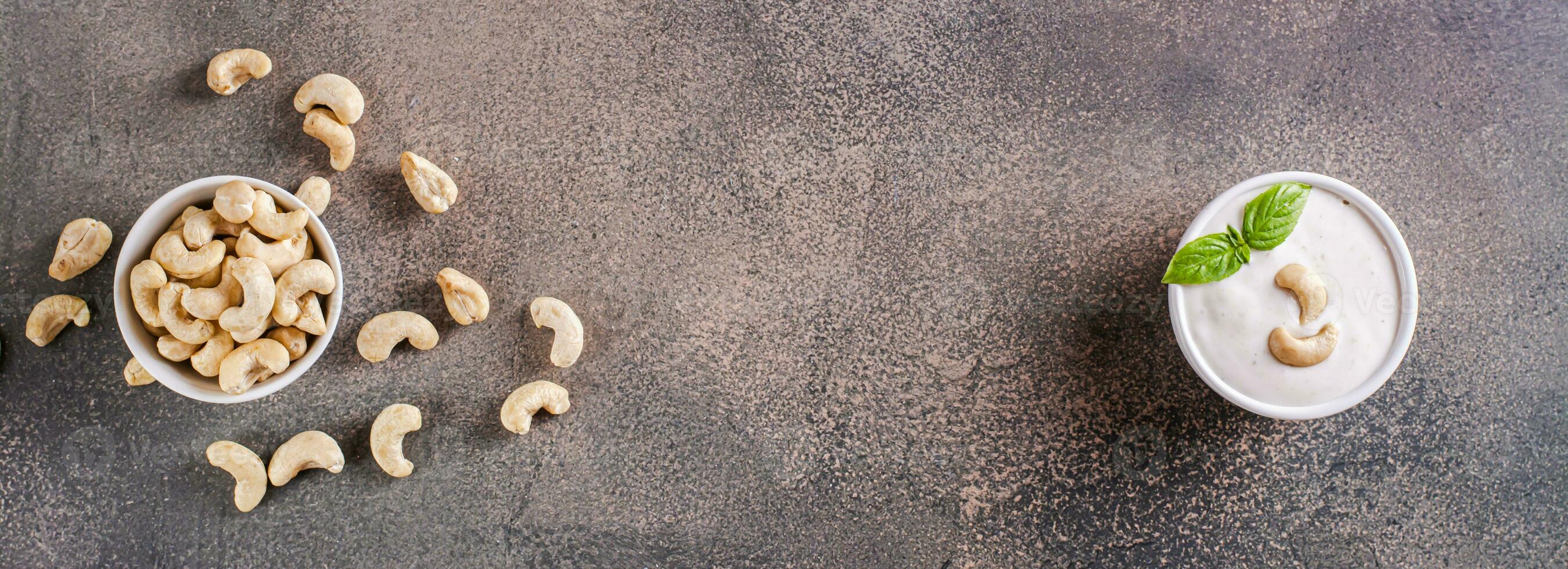 Frais anacardier sauce avec basilic dans une bol pour une végétarien régime Haut vue la toile bannière photo