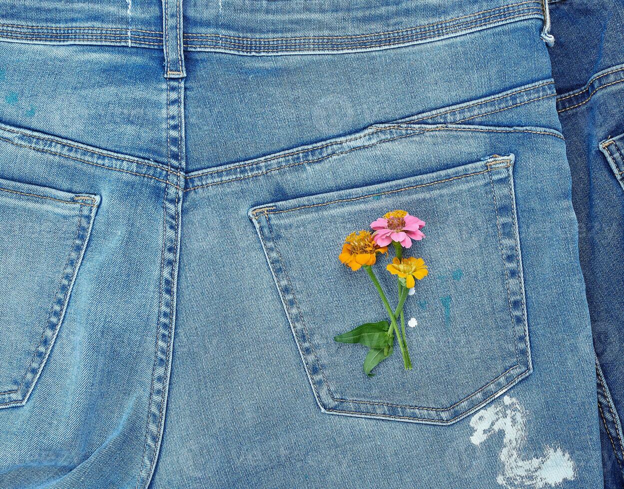 fleurs sur bleu jeans photo