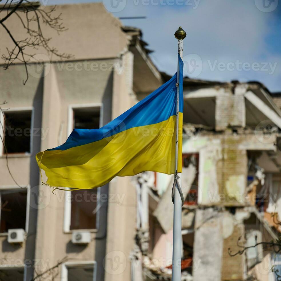 drapeau de Ukraine contre le Contexte de une détruit bâtiment dans Ukraine photo