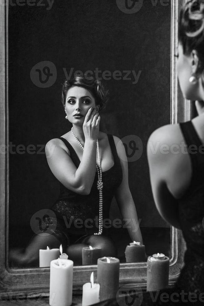 jeune fille brune modèle et actrice devant un miroir photo