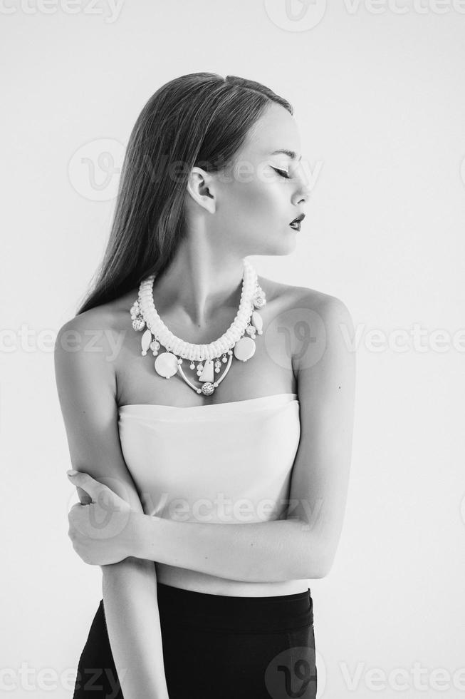 fille dans un chemisier blanc et jupe noire sur fond blanc photo