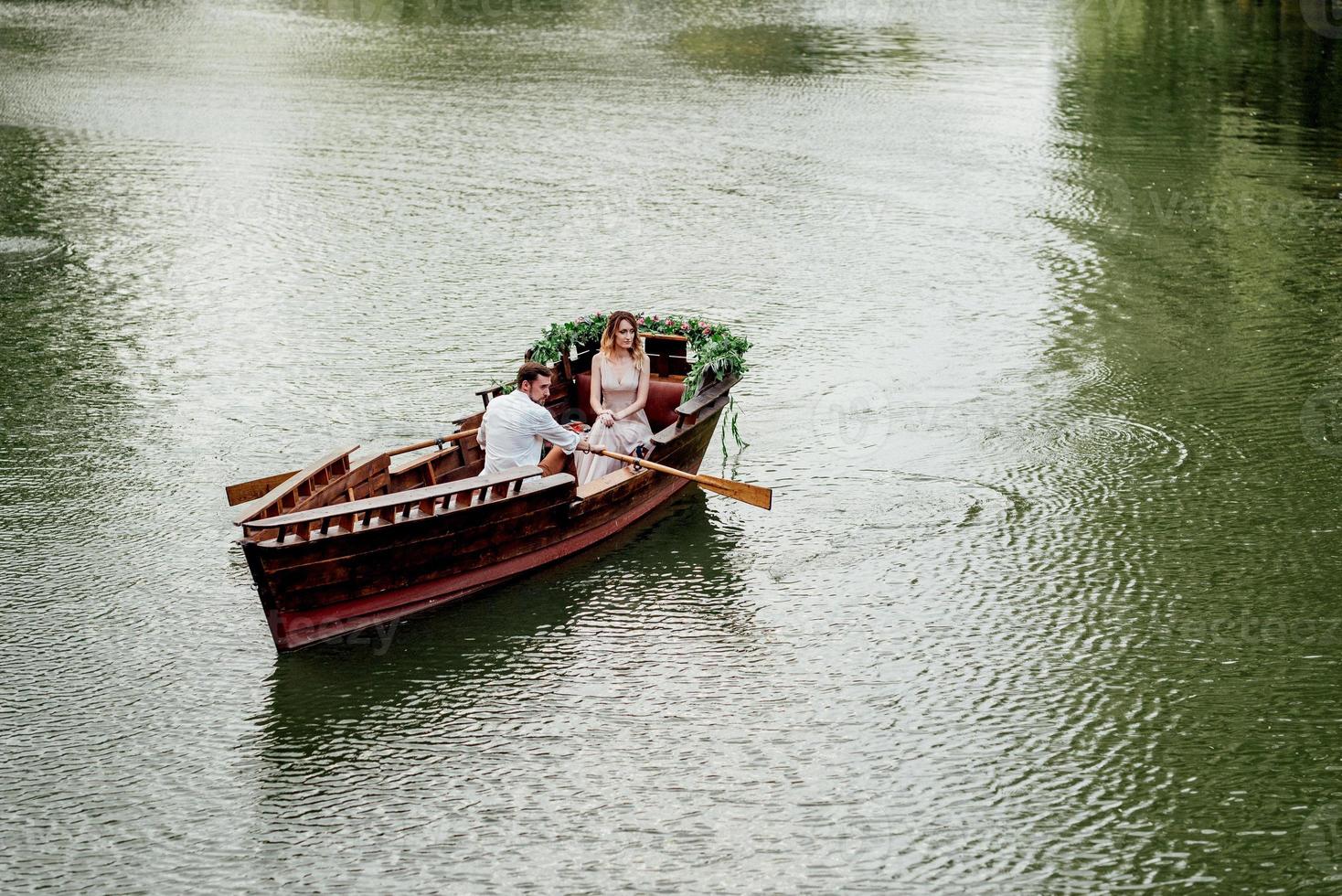 une promenade en bateau pour un mec et une fille le long des canaux et des baies de la rivière photo